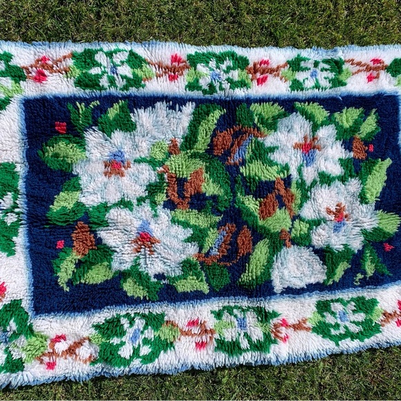 Handcrafted rug - Picture 1 of 5
